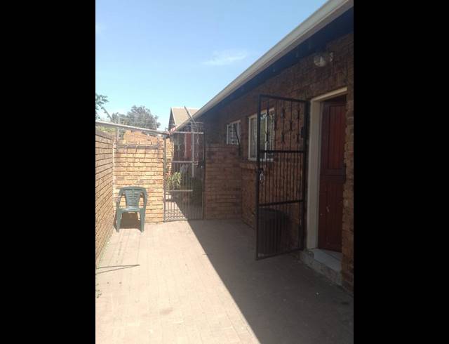 3 BEDROOM TOWNHOUSE FOR SALE IN DALPARK EXT 1
